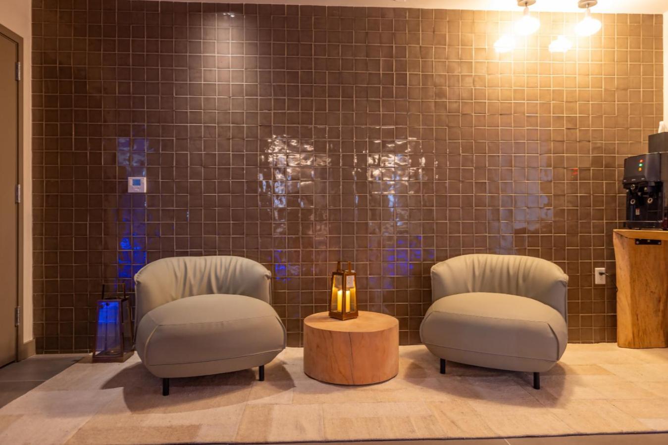 3013 Kaseya Center For 4 People With Pool And Gym