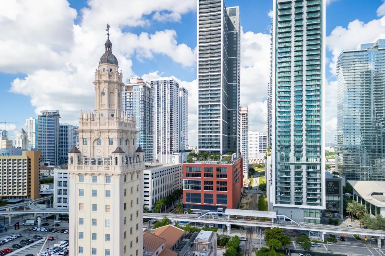 3013 Kaseya Center For 4 People With Pool And Gym Miami
