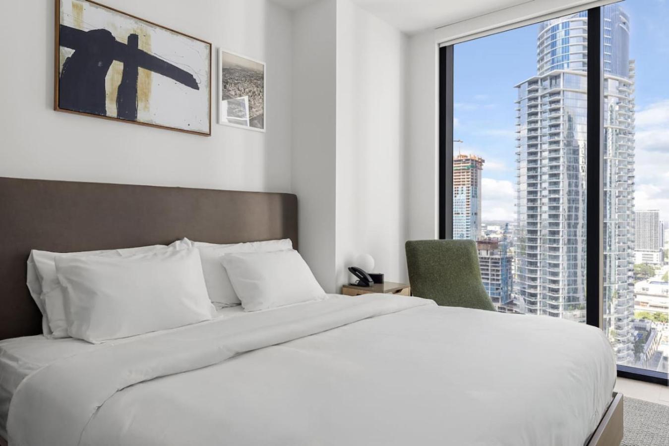 3013 Kaseya Center For 4 People With Pool And Gym Miami