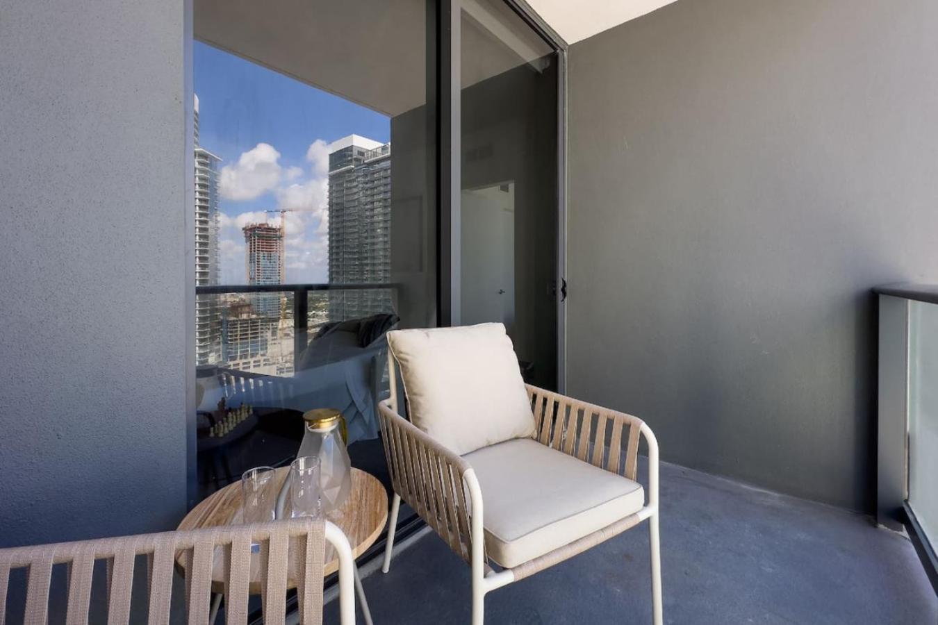 3013 Kaseya Center For 4 People With Pool And Gym Miami