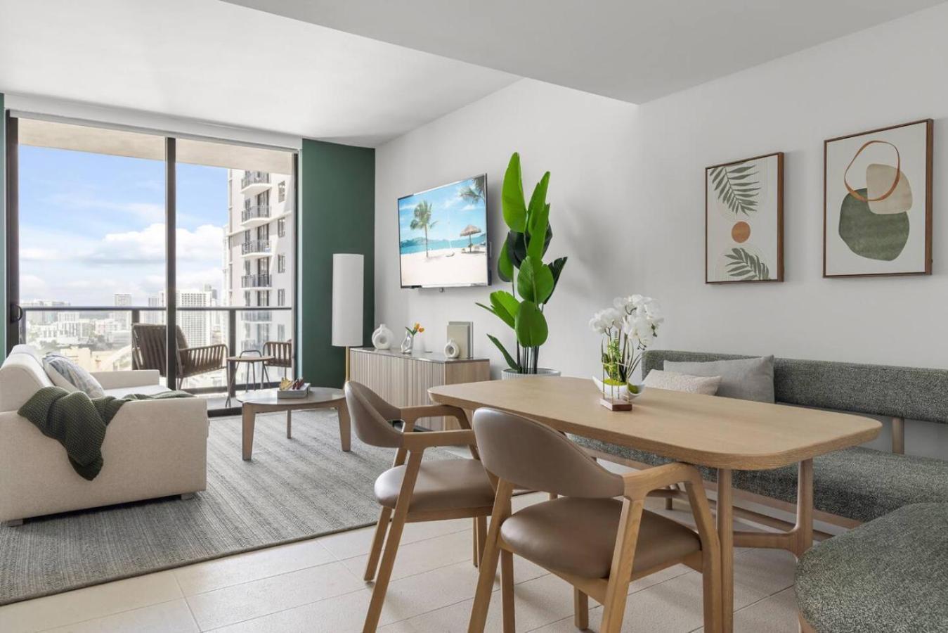 3013 Kaseya Center For 4 People With Pool And Gym Miami